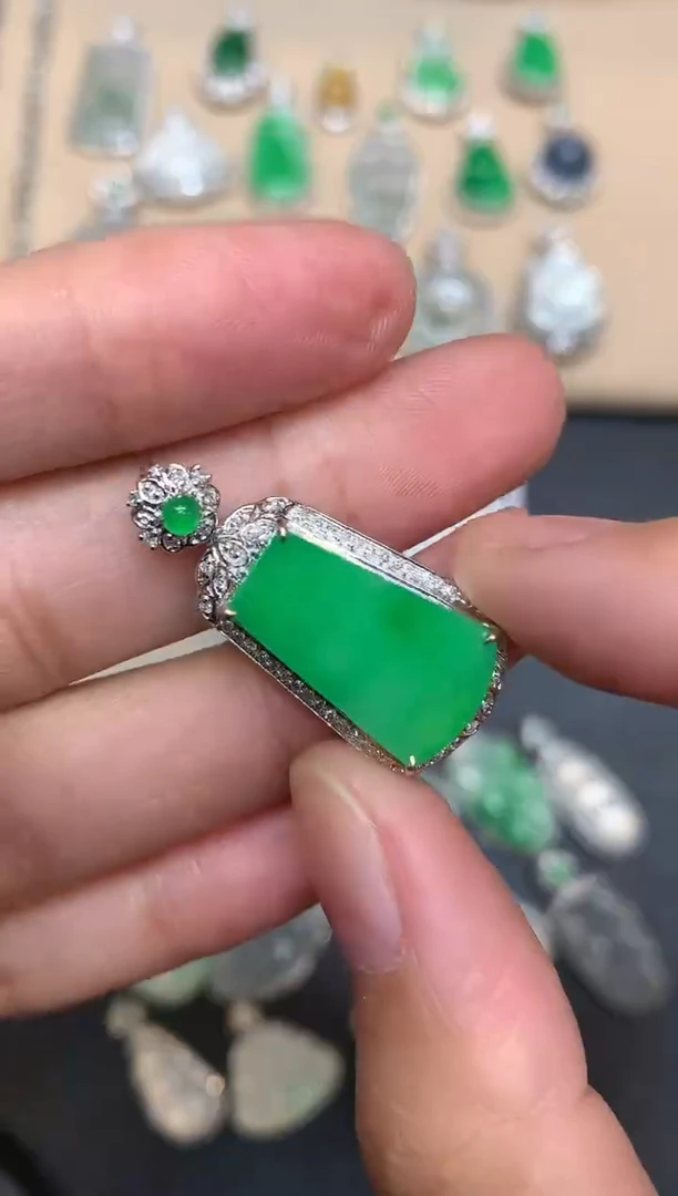 颈饰18K金镶嵌翡翠无事牌【无服务费