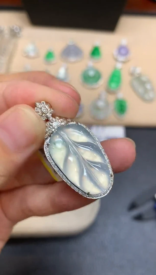 颈饰18K金镶嵌翡翠树叶【无服务费【48小时鉴赏期】