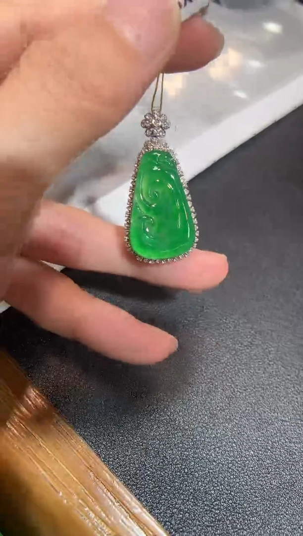 翡翠18K金镶嵌颈饰如意