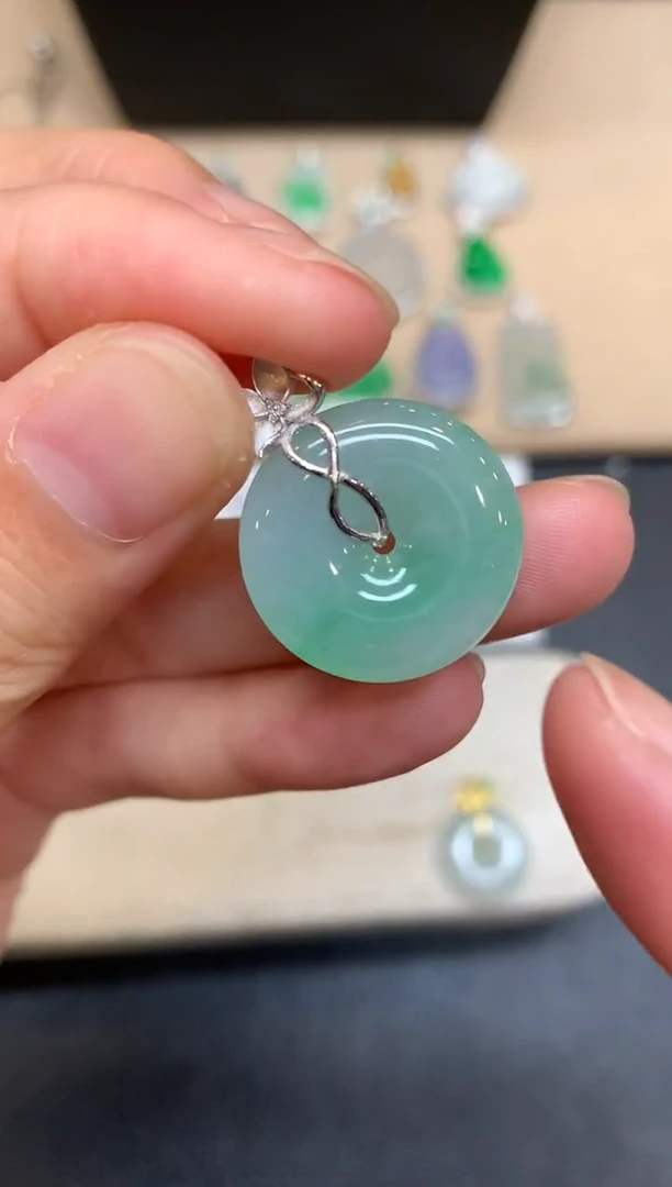 颈饰18K金镶嵌翡翠平安扣【无服务费