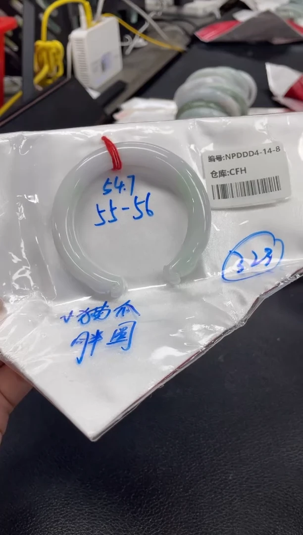 翡翠手镯未镶嵌翡翠手镯