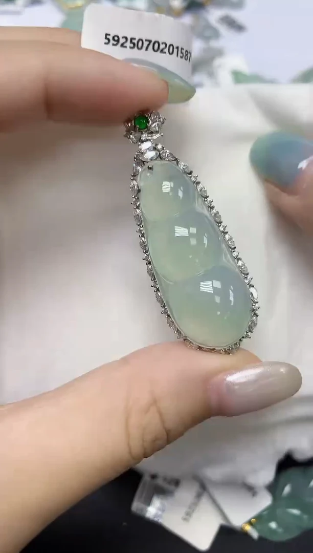 翡翠18K金镶嵌颈饰天然缅甸翡翠A货