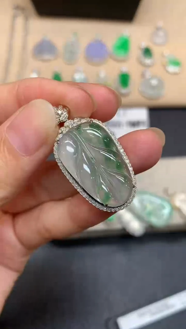 颈饰18K金镶嵌翡翠树叶【无服务费