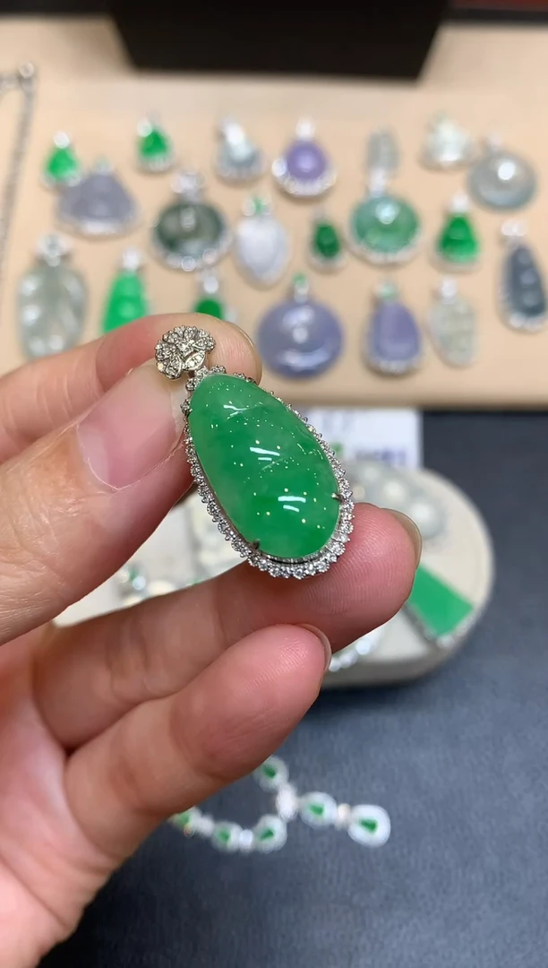 颈饰18K金镶嵌翡翠福豆【无服务费【48小时鉴赏期】