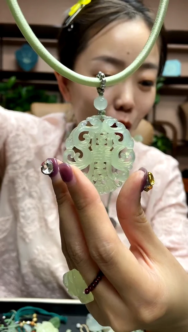 岫玉未镶嵌吊坠·