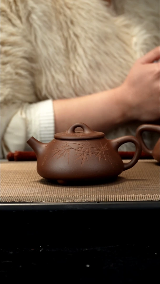 紫砂茶盏紫泥刻绘平盖210CC