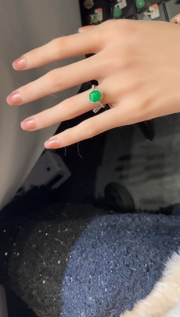 18K金镶嵌戒指翡翠戒指