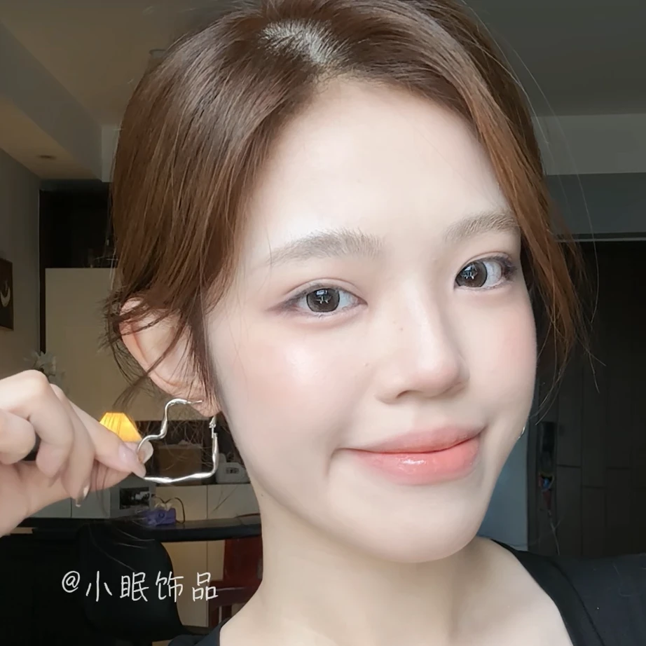 合金耳饰 扭曲爱心夸张耳环女高级感网红时尚百搭耳扣冷淡风饰品