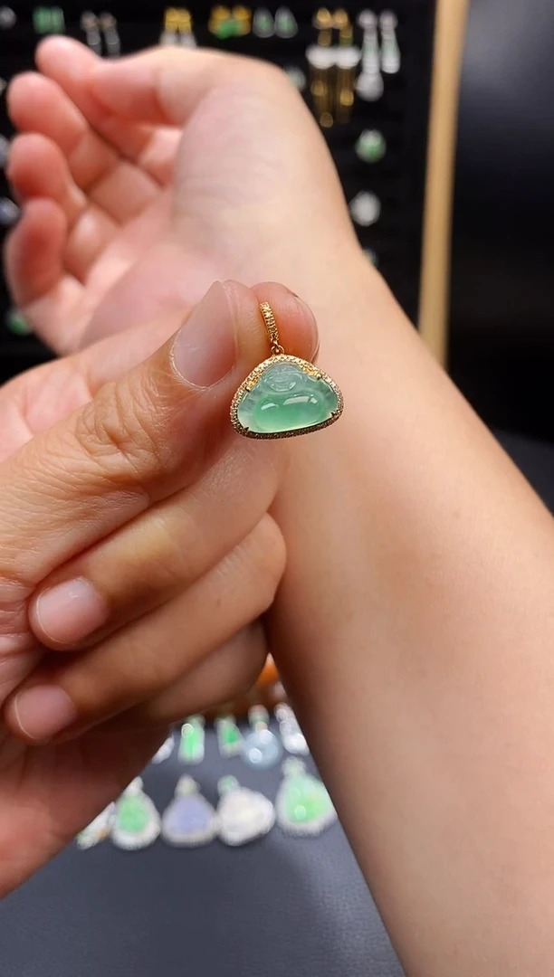 翡翠18K金镶嵌颈饰高冰飘绿佛公小吊坠