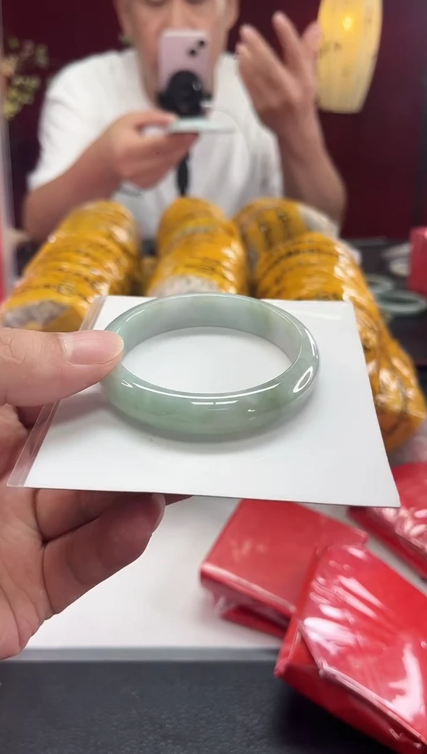 翡翠手镯未镶嵌翡翠1