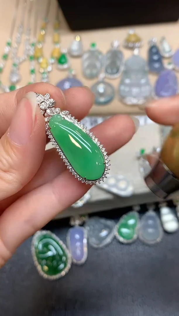 颈饰18K金镶嵌翡翠福瓜【无服务费