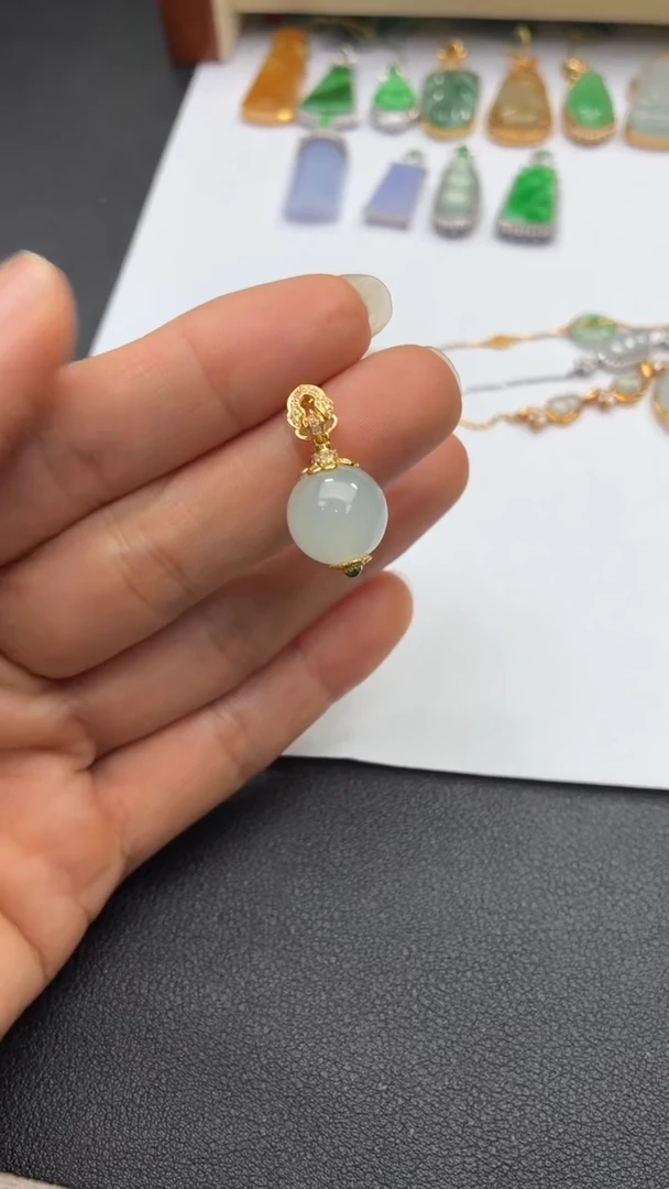 颈饰18K金镶嵌翡翠天然翡翠A货