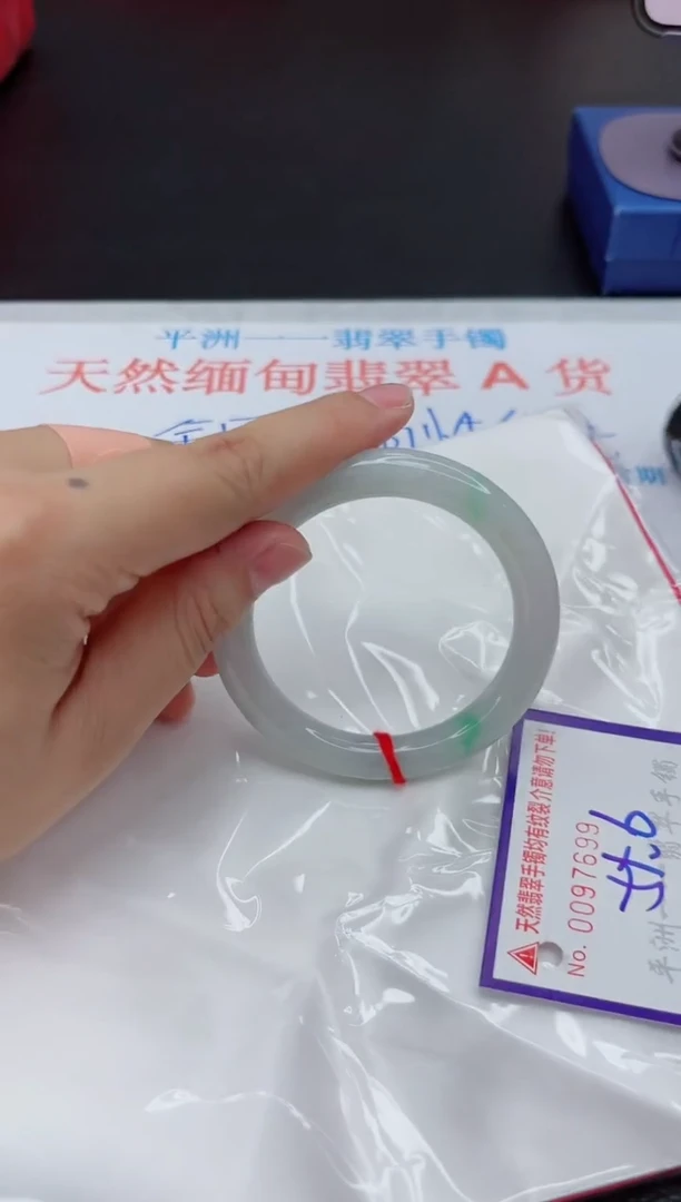 翡翠手镯未镶嵌1