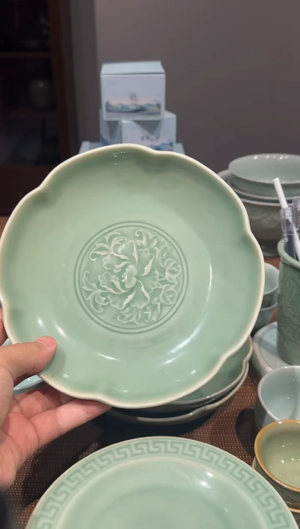微瑕青釉牡丹花口盘一只
