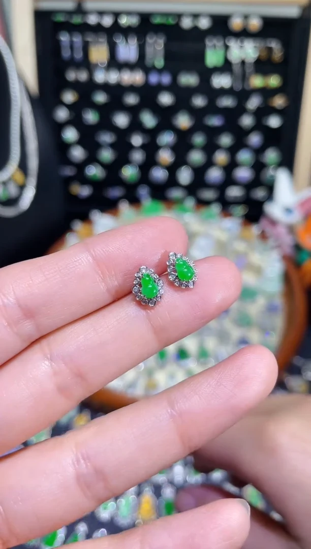 颈饰18K金镶嵌翡翠高冰满绿葫芦耳钉