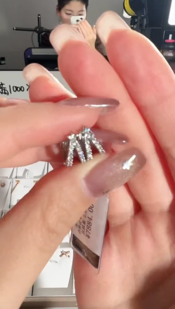 18K金镶嵌耳饰钻石w****s星星耳扣2.64g