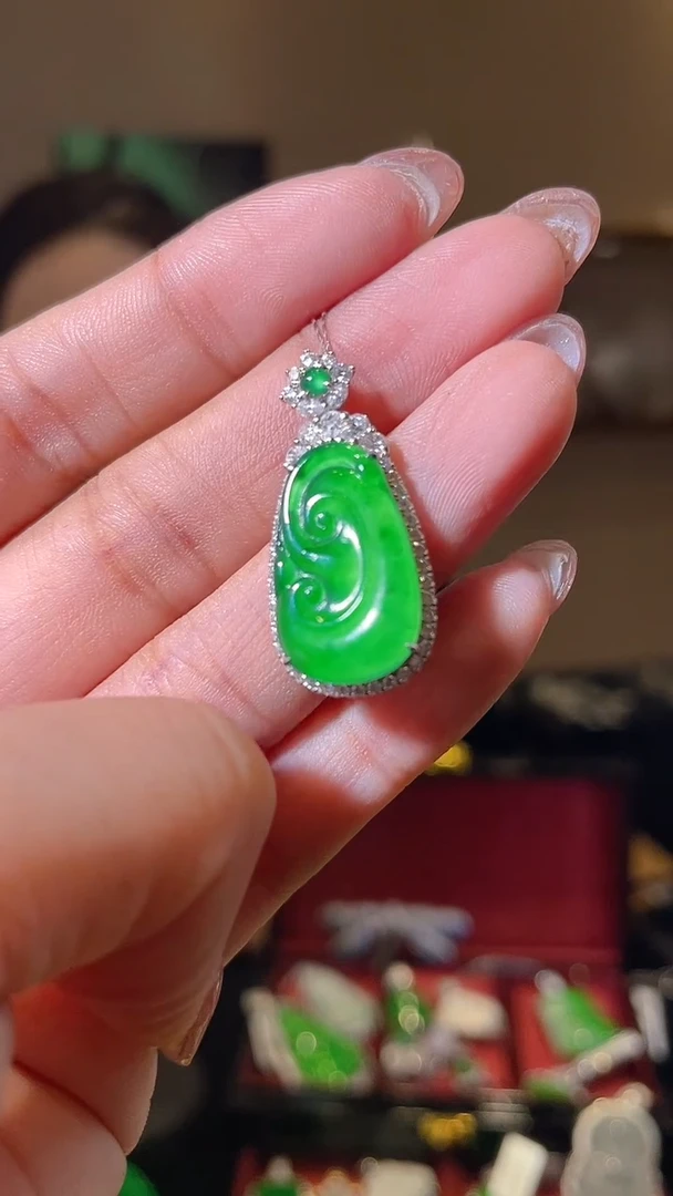 【闪购商品】翡翠吊坠(不含链)18K金镶嵌天然翡翠A货