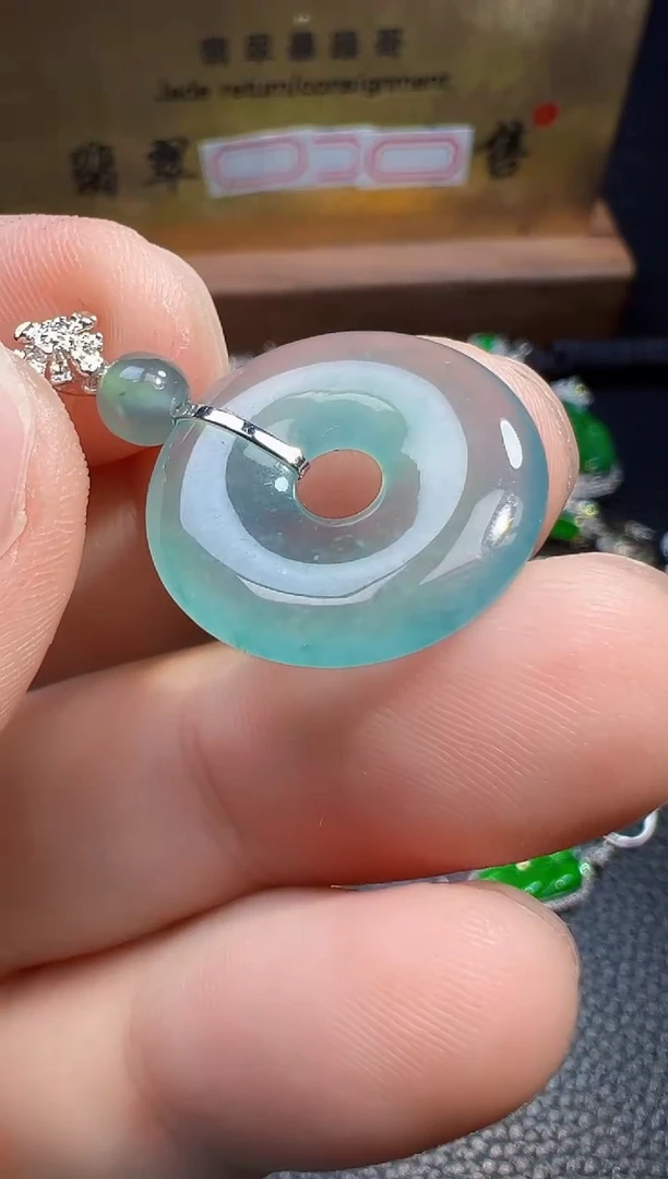 翡翠18K金镶嵌颈饰沪****板翡翠