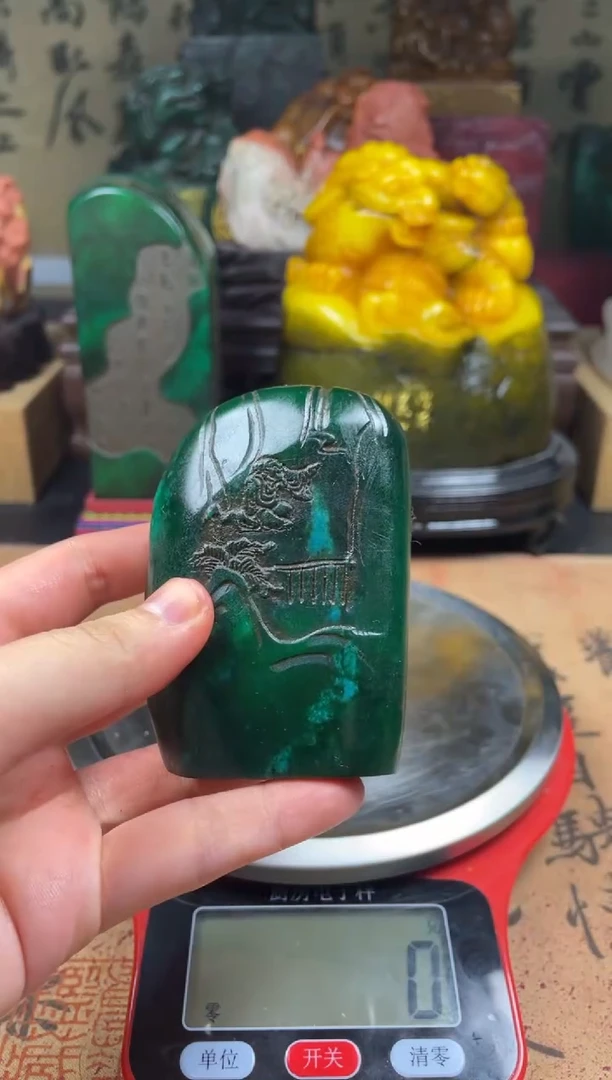 寿山石印石绝绿双面薄意雕随形章 安乐