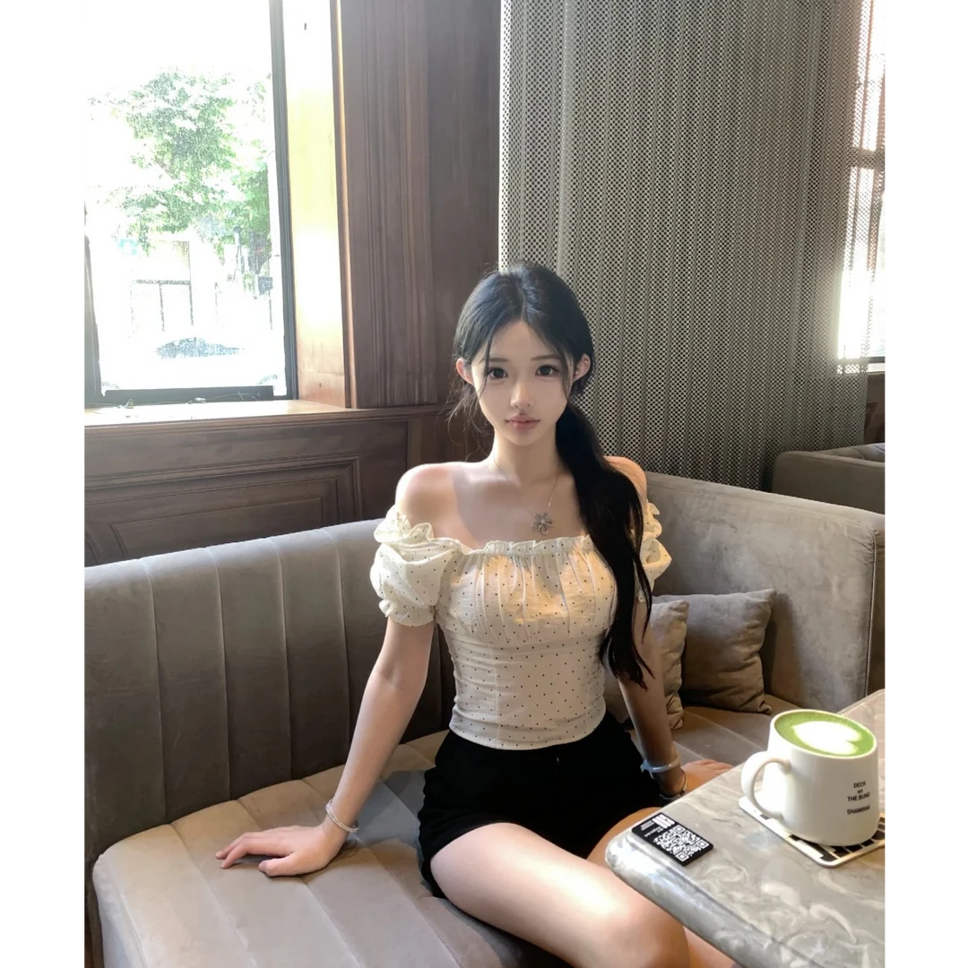 韩系甜美少女时尚高级感显瘦一字肩收腰波点上衣配高腰短裤套装