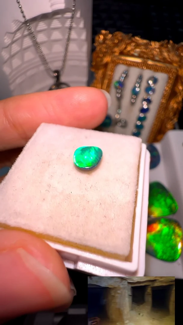 王*喑【苏苏特选】双层澳宝    5.3*5    mm  有生长纹