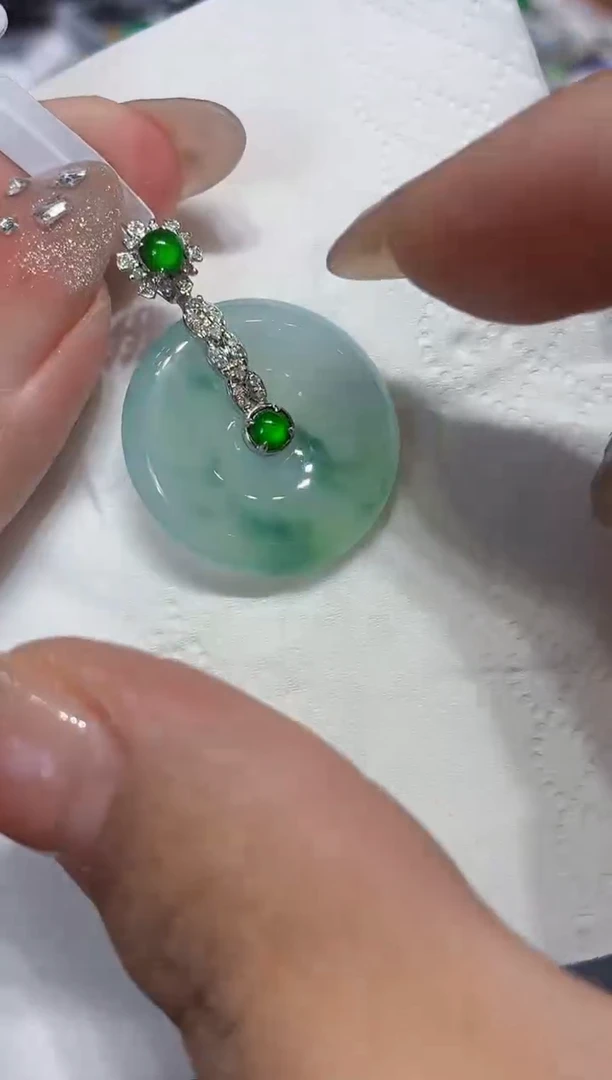 吊坠(不含链)18K金镶嵌翡翠多样性发其一