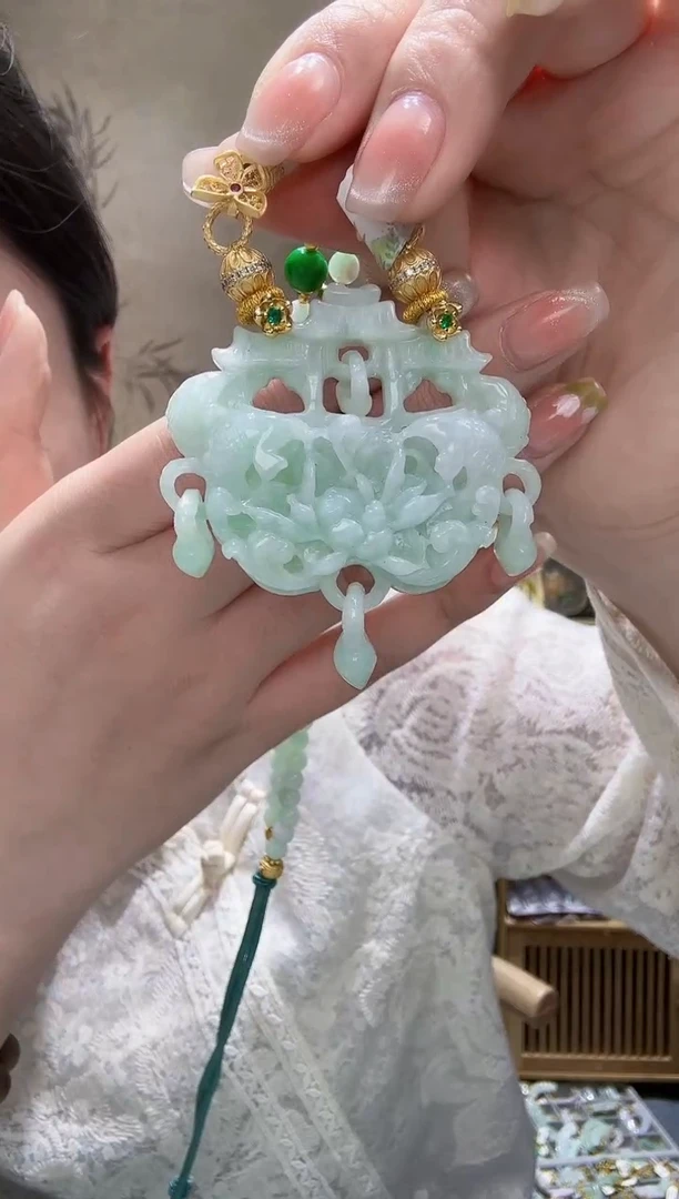 翡翠未镶嵌颈饰吊坠