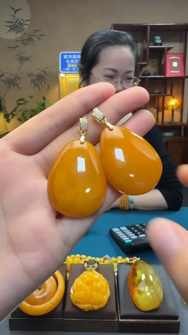 琥珀吊坠(不含链)银S925镶嵌天然保真蜜蜡水滴（多样发其一）送皮绳
