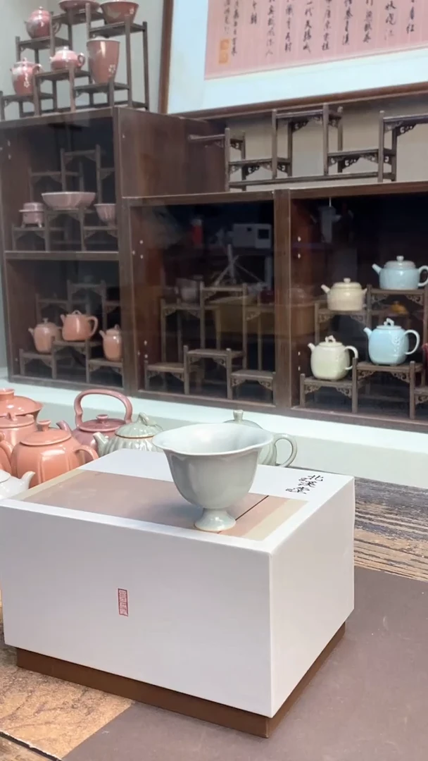 【闪购商品】微瑕天青色海棠高足杯