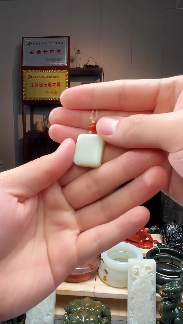 颈饰未镶嵌和田玉吊坠