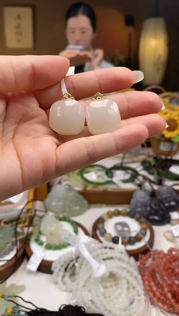 颈饰18K金镶嵌和田玉17+藕粉方糖吊坠多样性发一