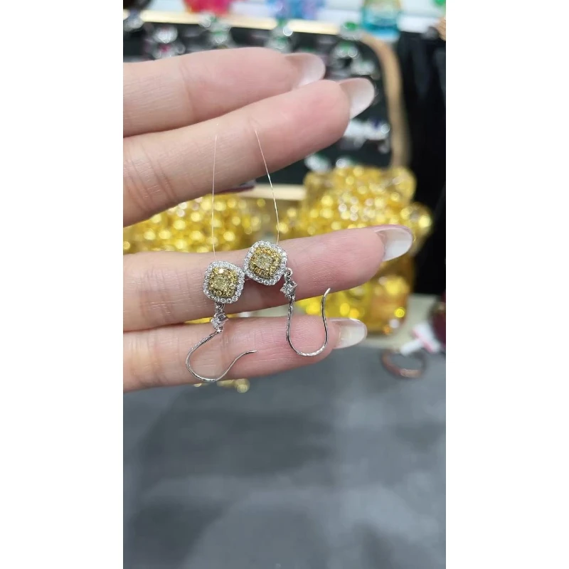 18K金镶嵌钻石耳饰