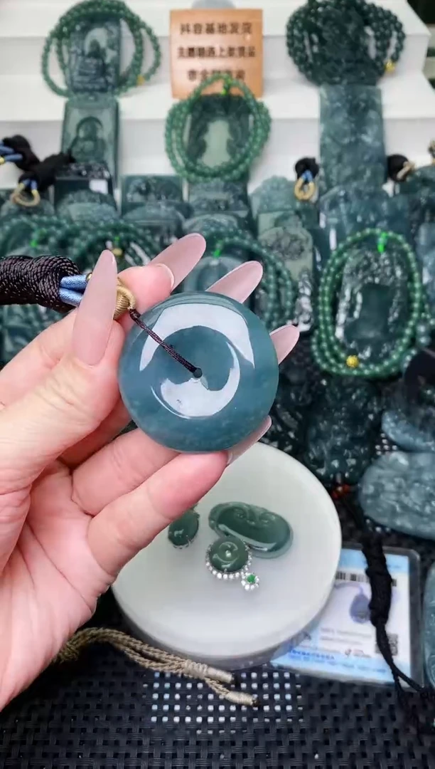 颈饰未镶嵌翡翠