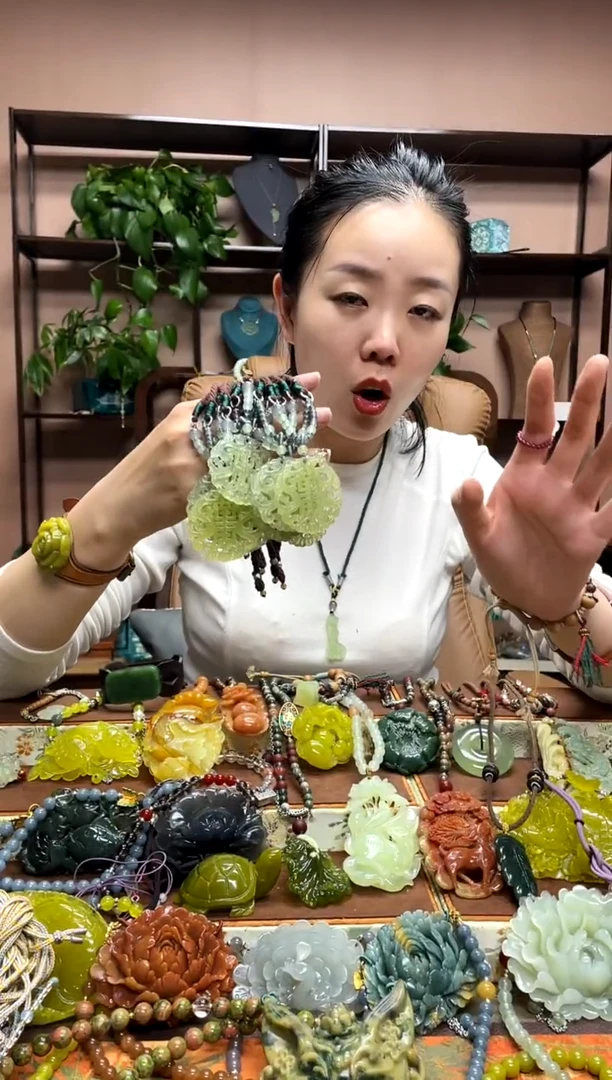 未镶嵌岫玉颈饰多样性发货发其中之一