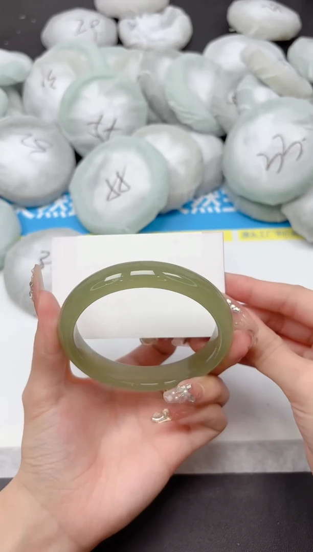 未镶嵌手镯石英质玉182-65.4