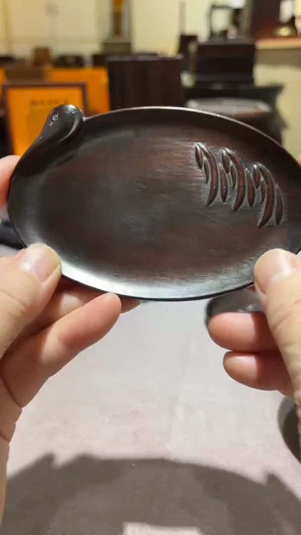 红酸枝木类精品木雕精工细作