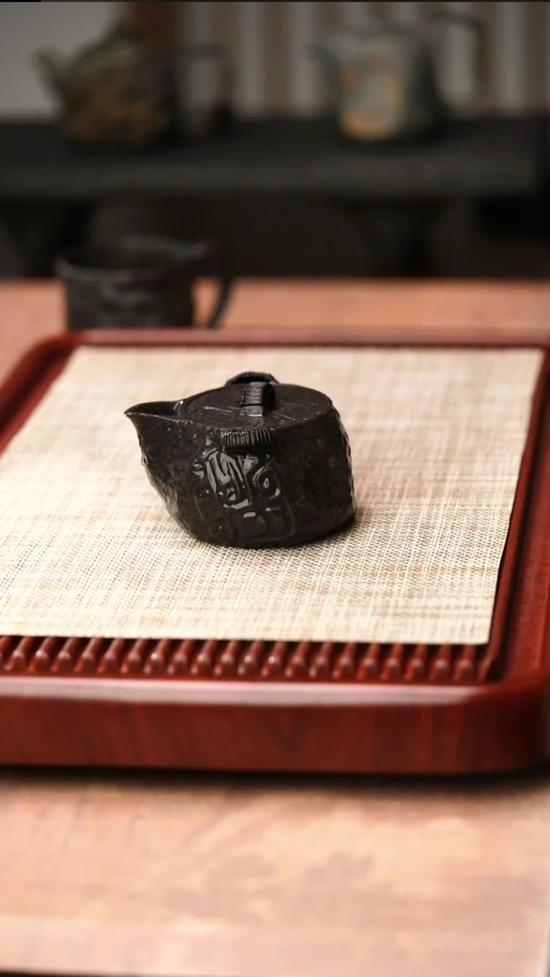 归玉堂冰碛岩重工雕刻饕餮宝瓶200cc