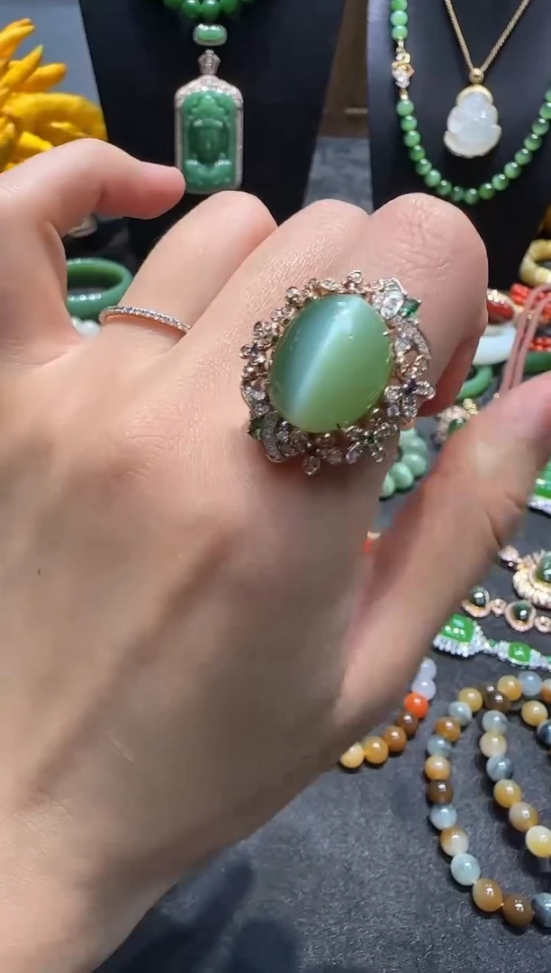 18K金镶嵌戒指和田玉1