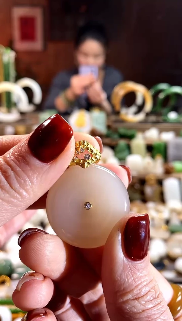 【闪购商品】和田玉吊坠18K金镶嵌。