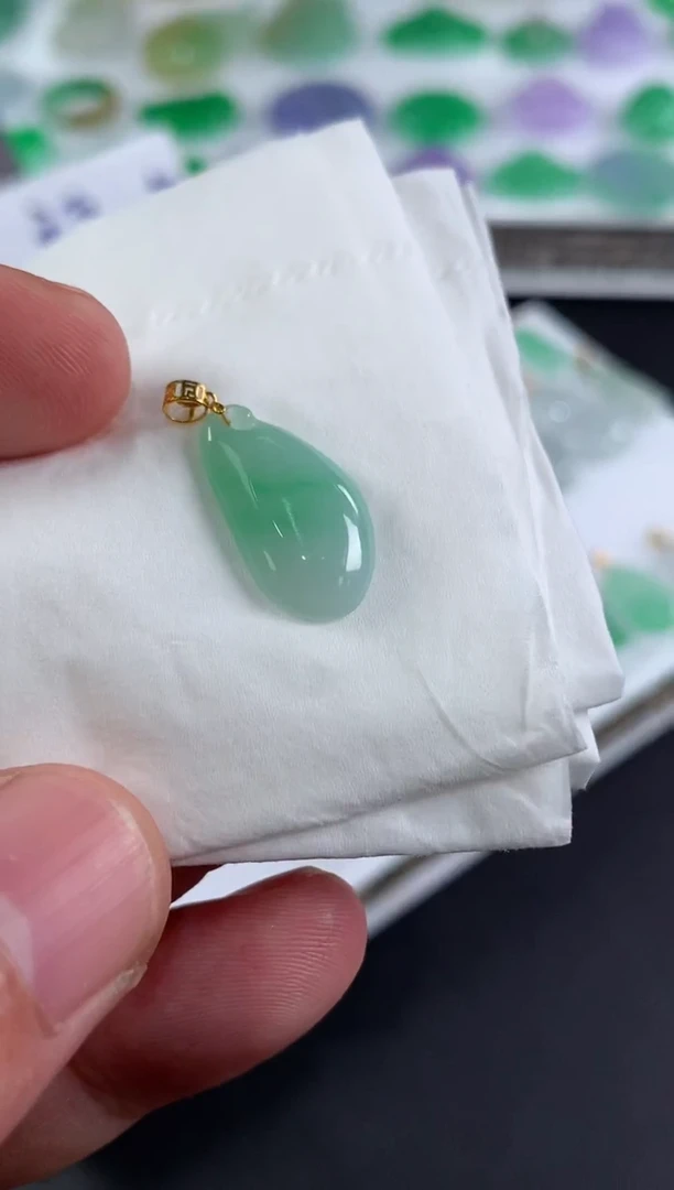 颈饰18K金镶嵌翡翠Y****鸿翡翠