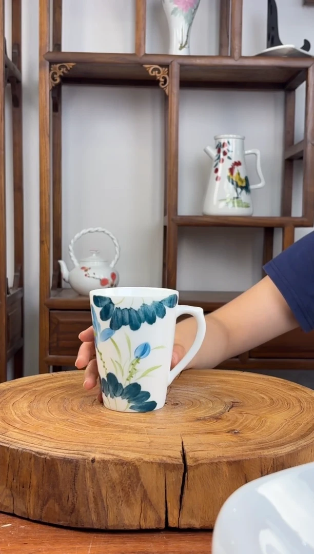 瓷片国韵瓷坊-手工手绘圆口杯 300ml  蓝荷花