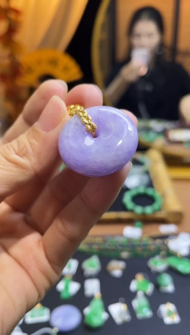 颈饰18K金镶嵌翡翠平安扣