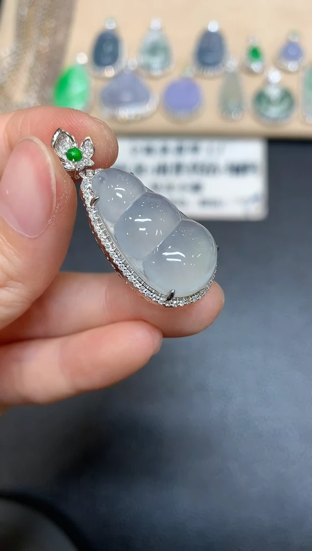 【闪购商品】翡翠吊坠(不含链)18K金镶嵌福豆【无服务费