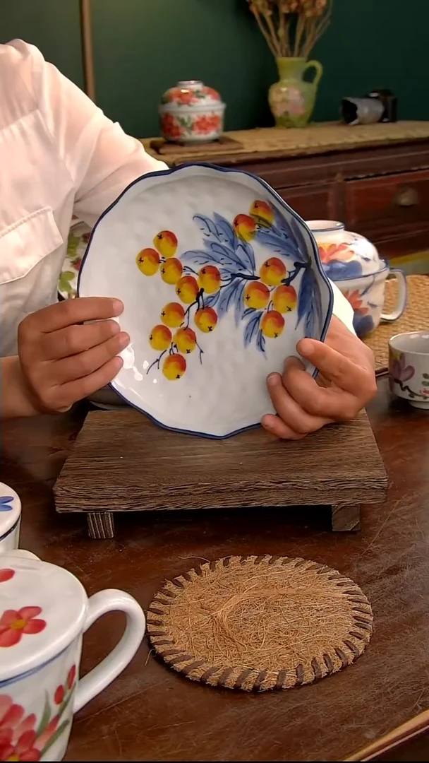 瓷片高白8英寸荷叶边平盘-青花枇杷