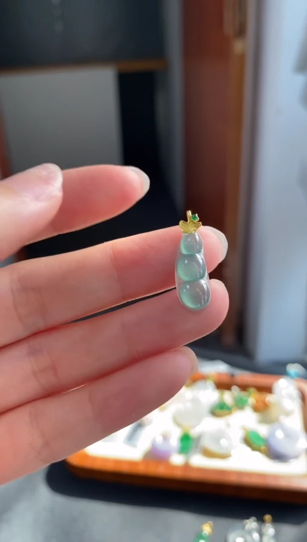 颈饰18K金镶嵌翡翠豆子