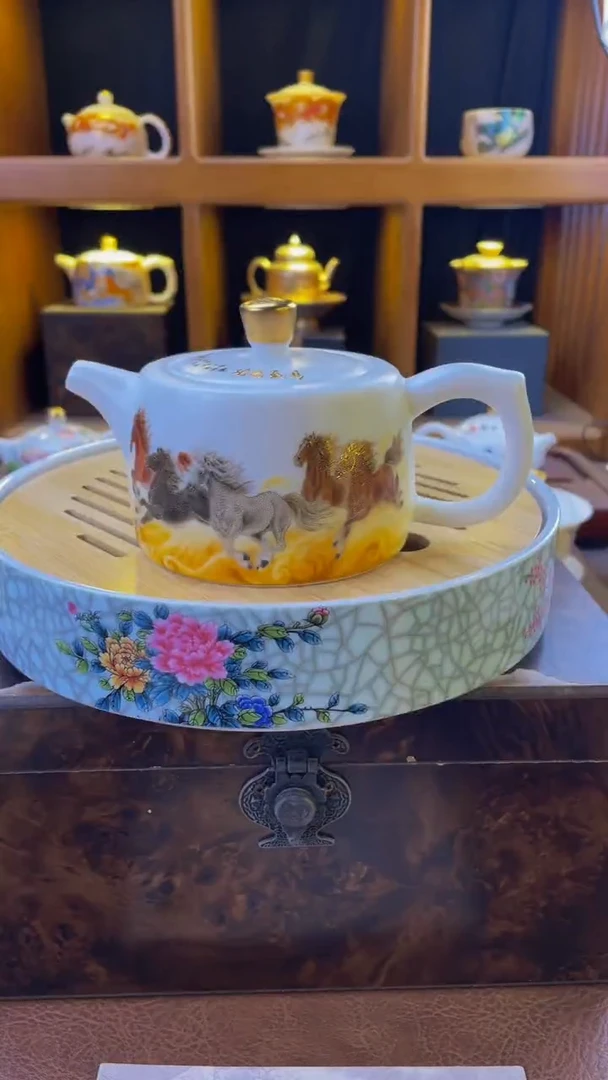 羊脂玉万马奔腾壶