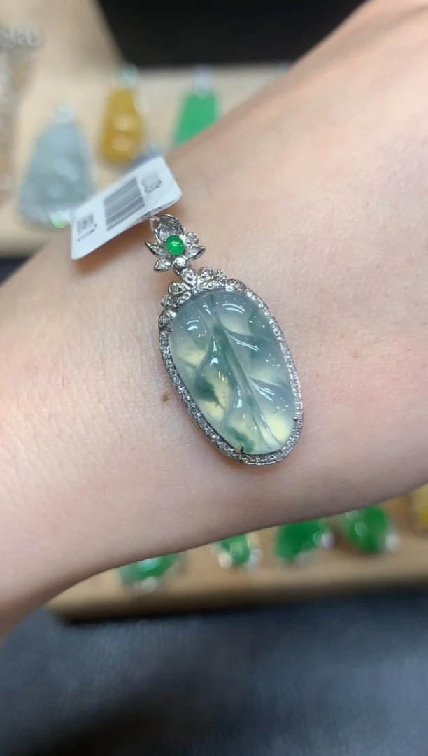 翡翠18K金镶嵌颈饰叶子【无服务费】