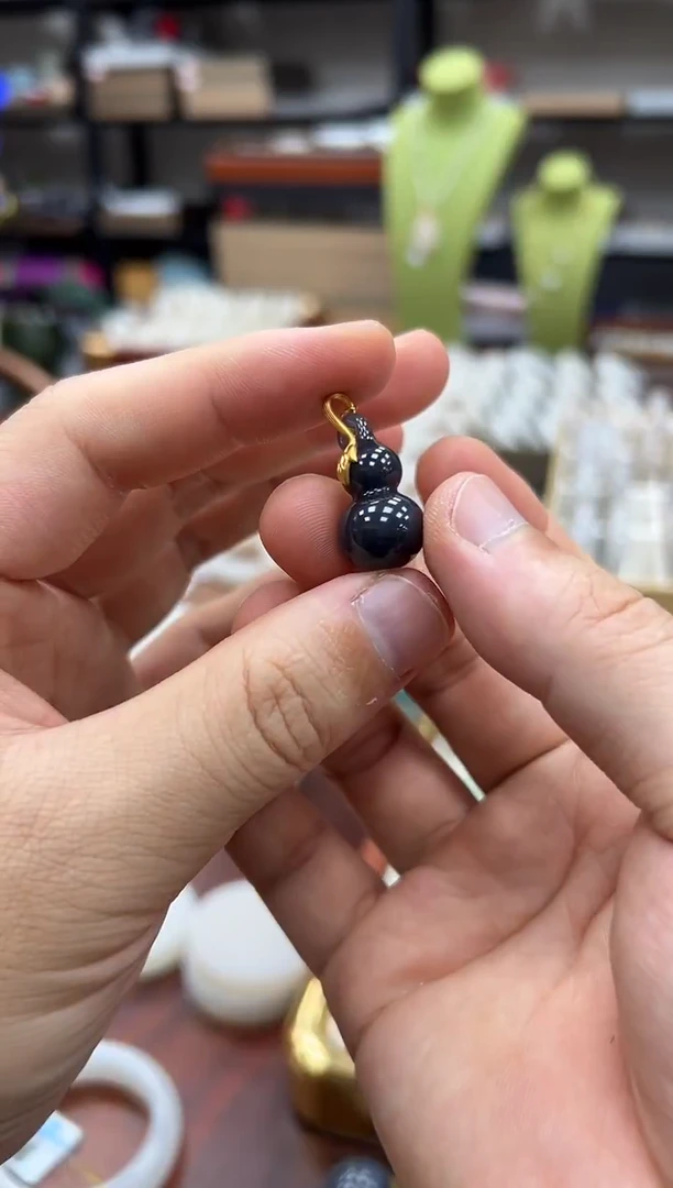 颈饰18K金镶嵌和田玉福禄