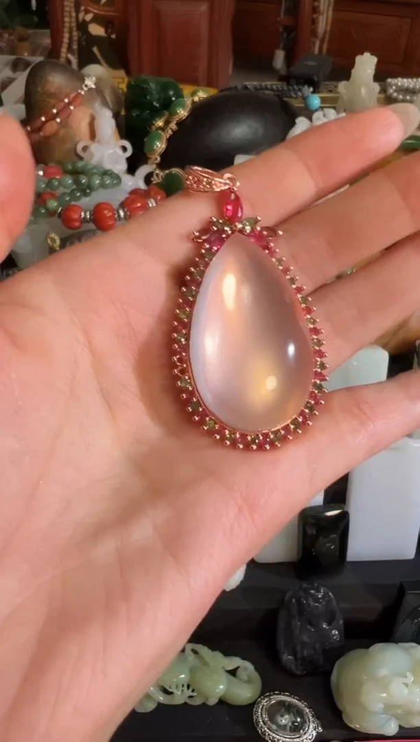 未镶嵌颈饰芙蓉石芙蓉石