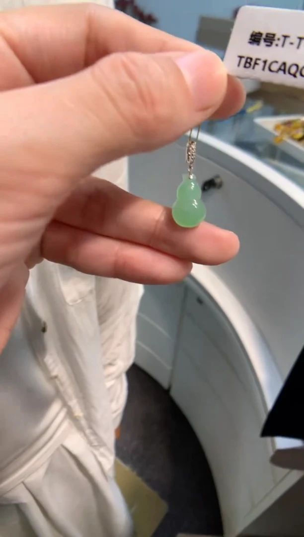 颈饰18K金镶嵌翡翠葫芦